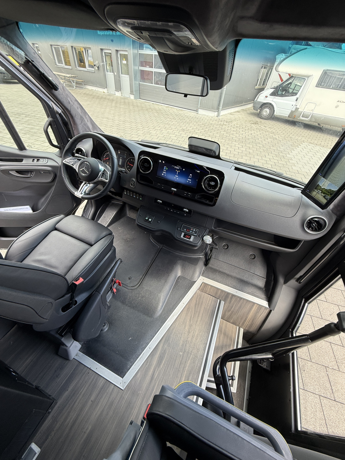 Mercedes 519 VIP Midibus mit Stufendoppelverglasung - Bild 9