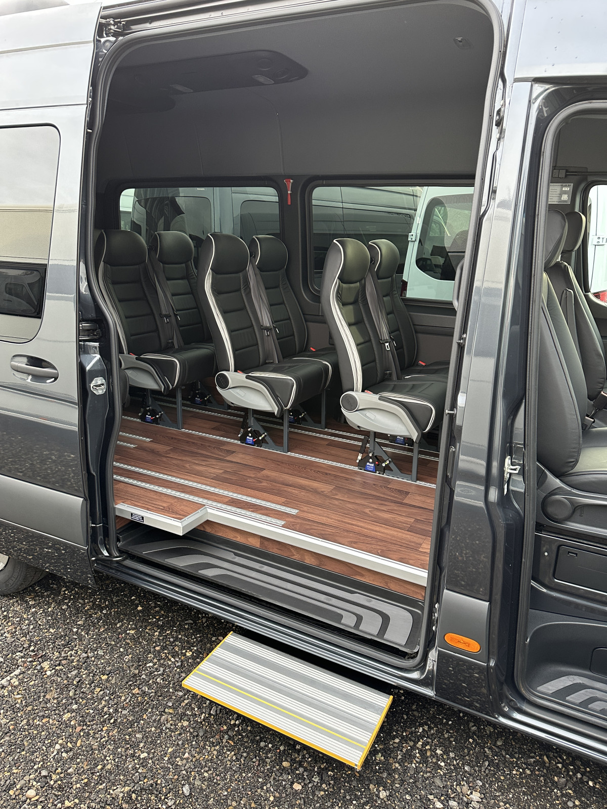 Mercedes 317 VIP 13 SitzplÃ¤tze - Bild 3
