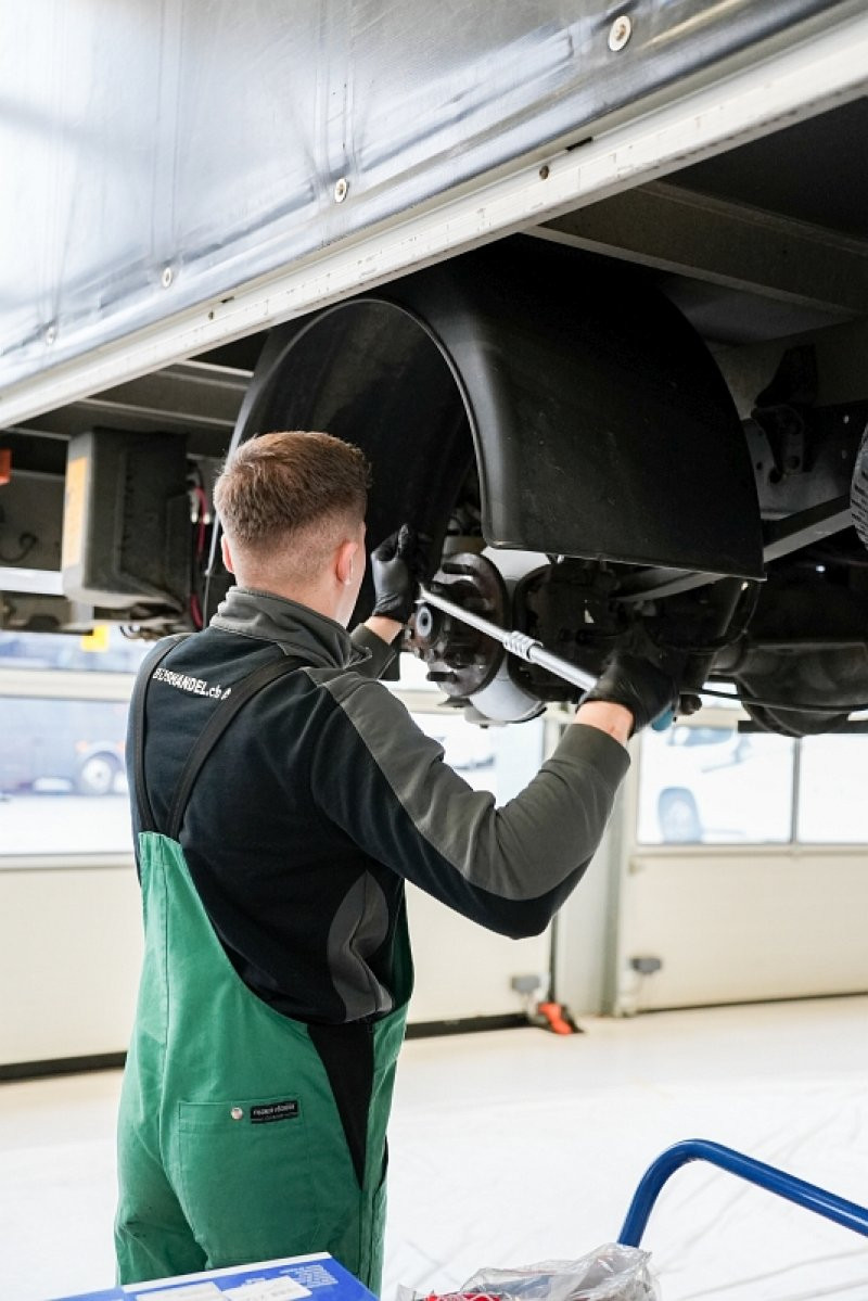 Mechaniker arbeitet