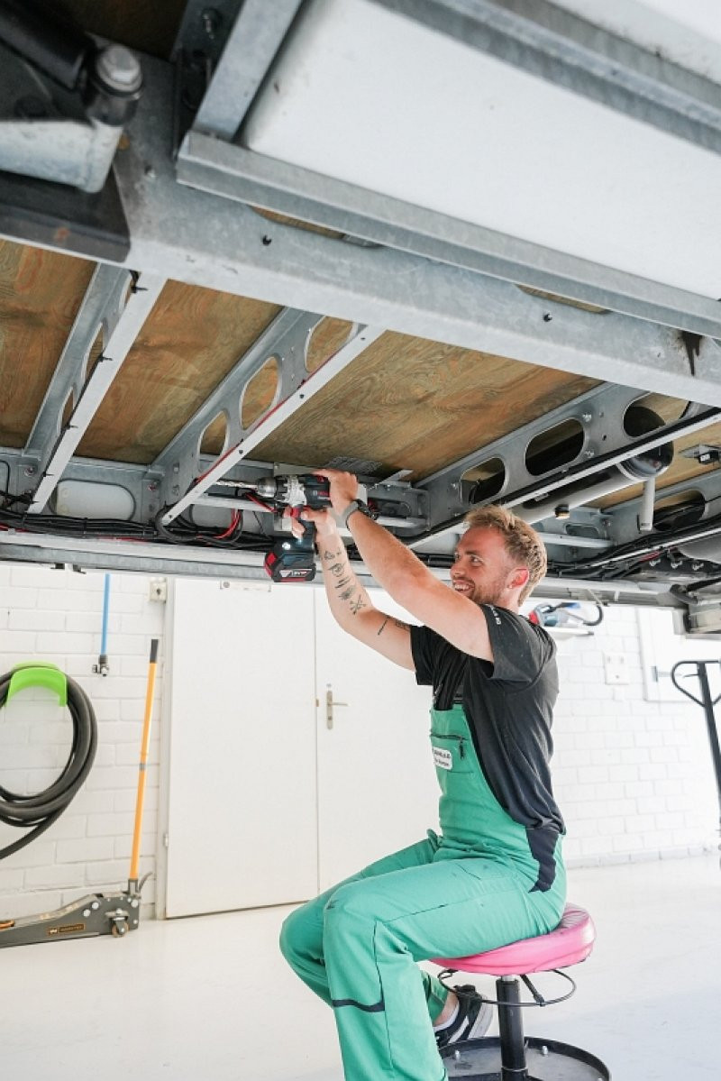 Wohnmobilmechaniker am Arbeiten