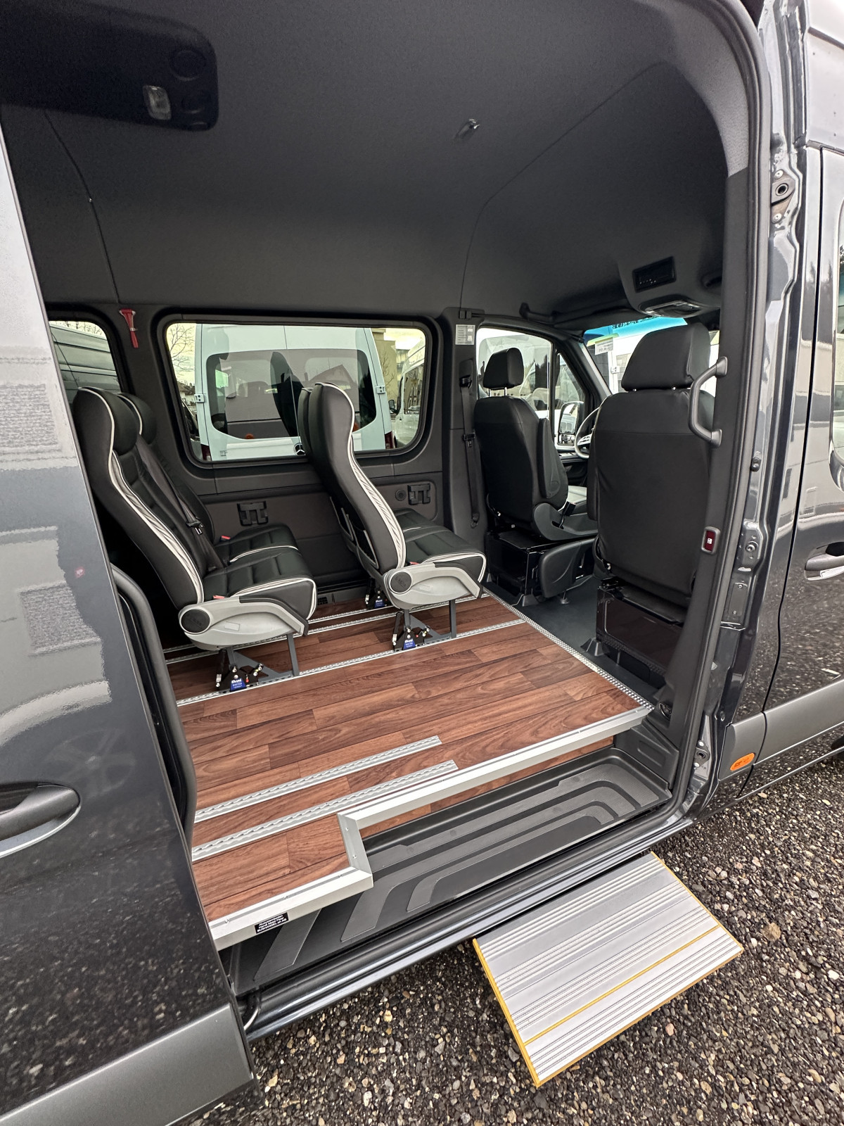 Mercedes 317 VIP Kleinbus total 13 PlÃ¤tze - Bild 6