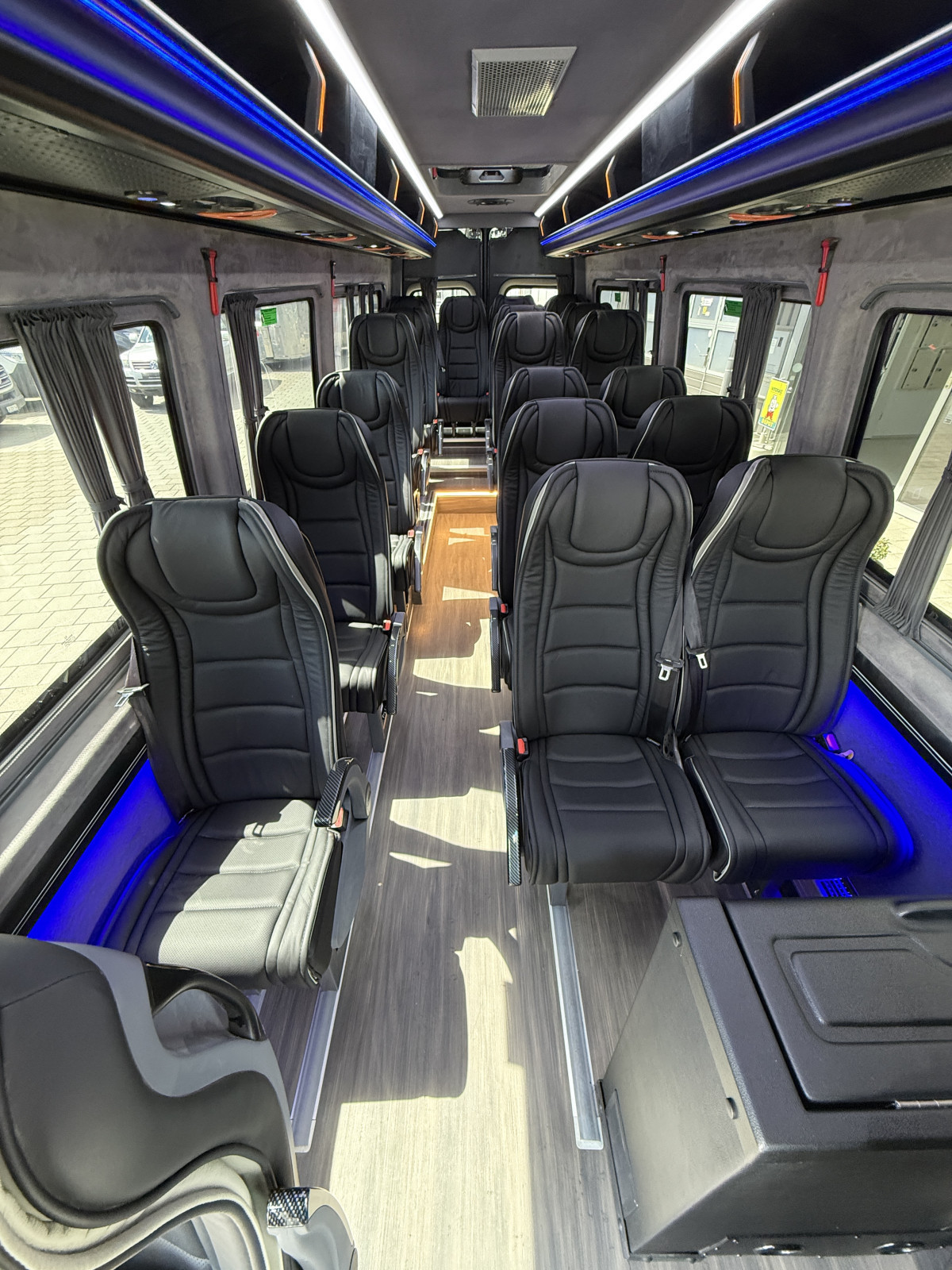 Mercedes 519 VIP Midibus mit Stufendoppelverglasung - Bild 6