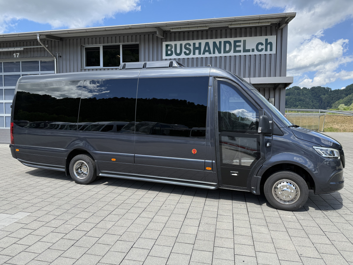 Mercedes 519 VIP Midibus mit Stufendoppelverglasung - Bild 1
