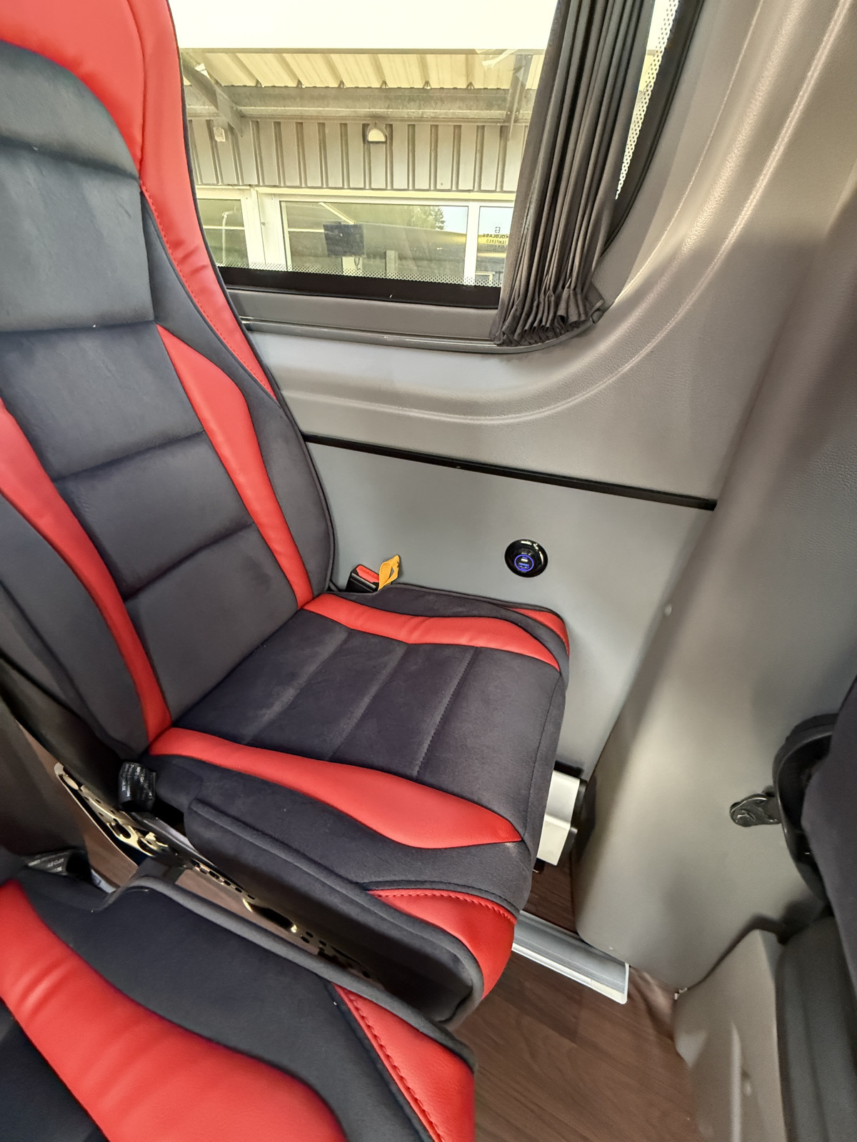 Mercedes 519 Rollstuhlbus mit bis zu 4 RollstÃ¼hle oder 21 PlÃ¤tze - Bild 12