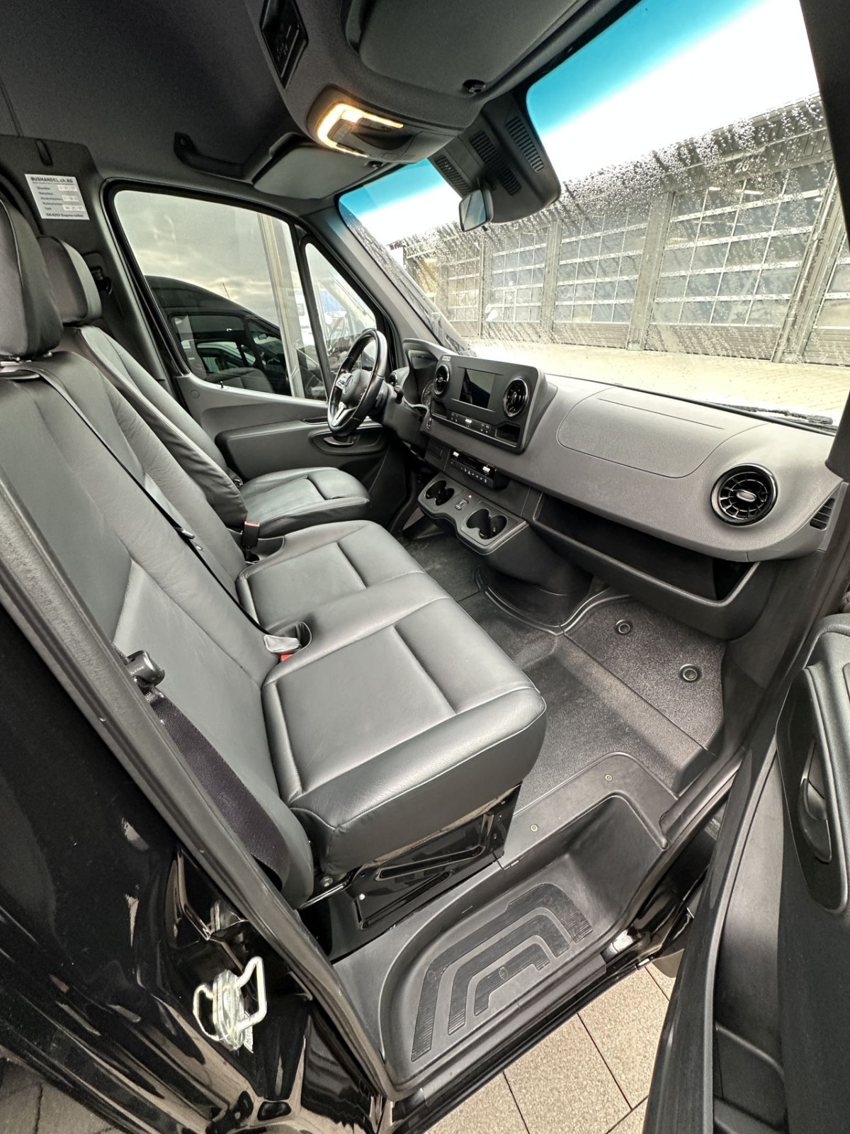 Mercedes 519 cdi VIP Midibus mit 17/22 SitzplÃ¤tzen schwarz metalisiert - Bild 8