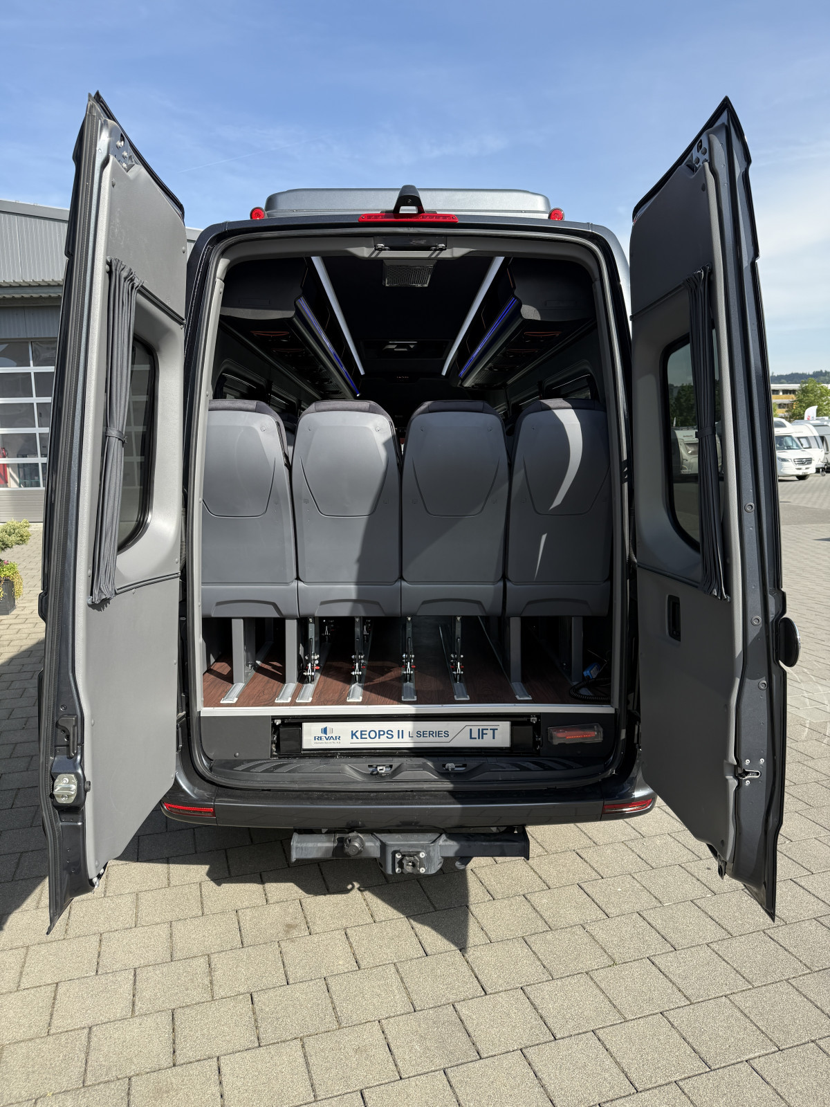 Mercedes 519 Rollstuhlbus mit bis zu 4 RollstÃ¼hle oder 21 PlÃ¤tze - Bild 8
