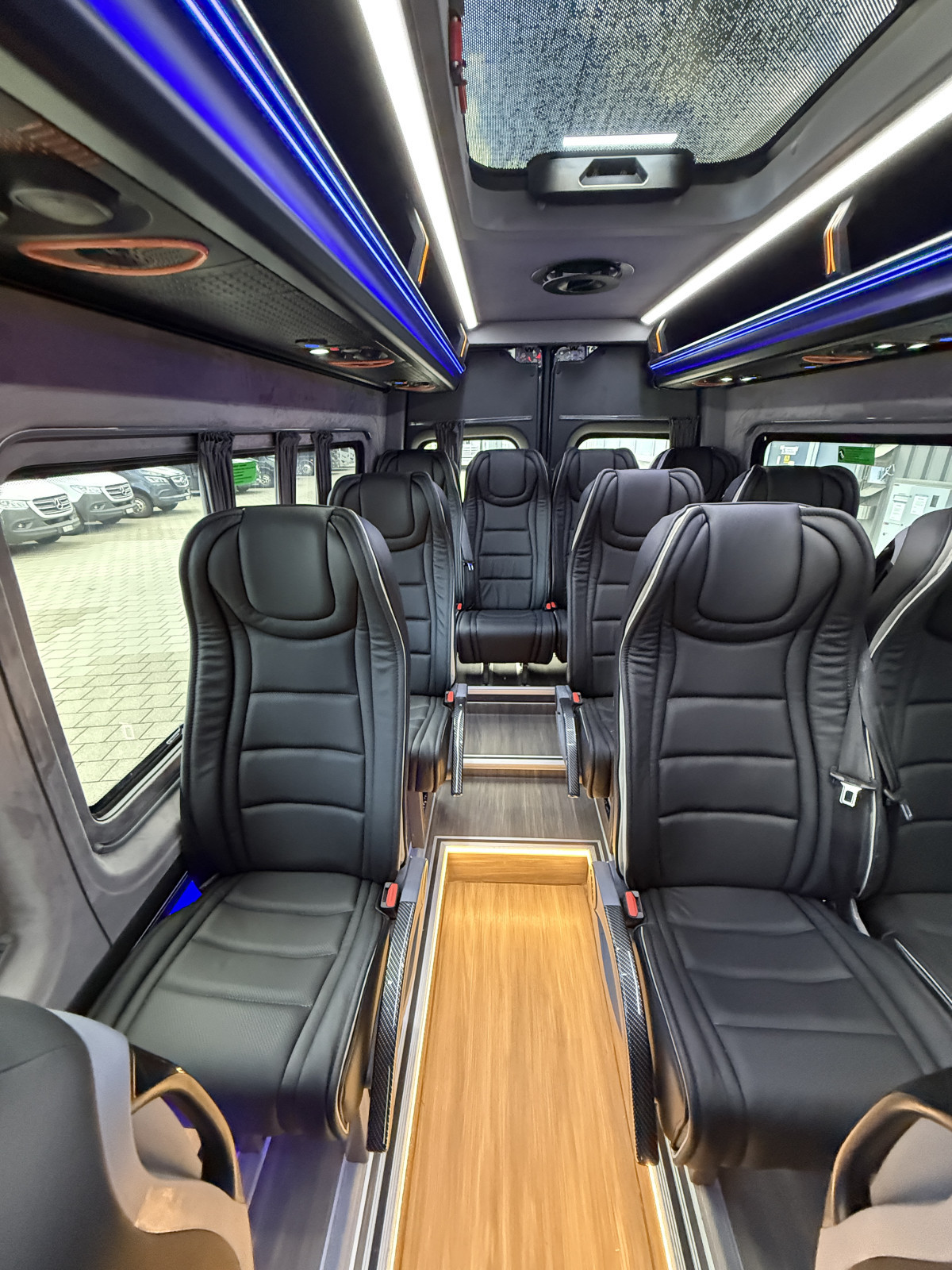 Mercedes 519 VIP Midibus mit Stufendoppelverglasung - Bild 17