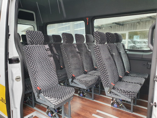 Bus scolaire Mercedes 519 blanc, d'une capacité totale de 35 places