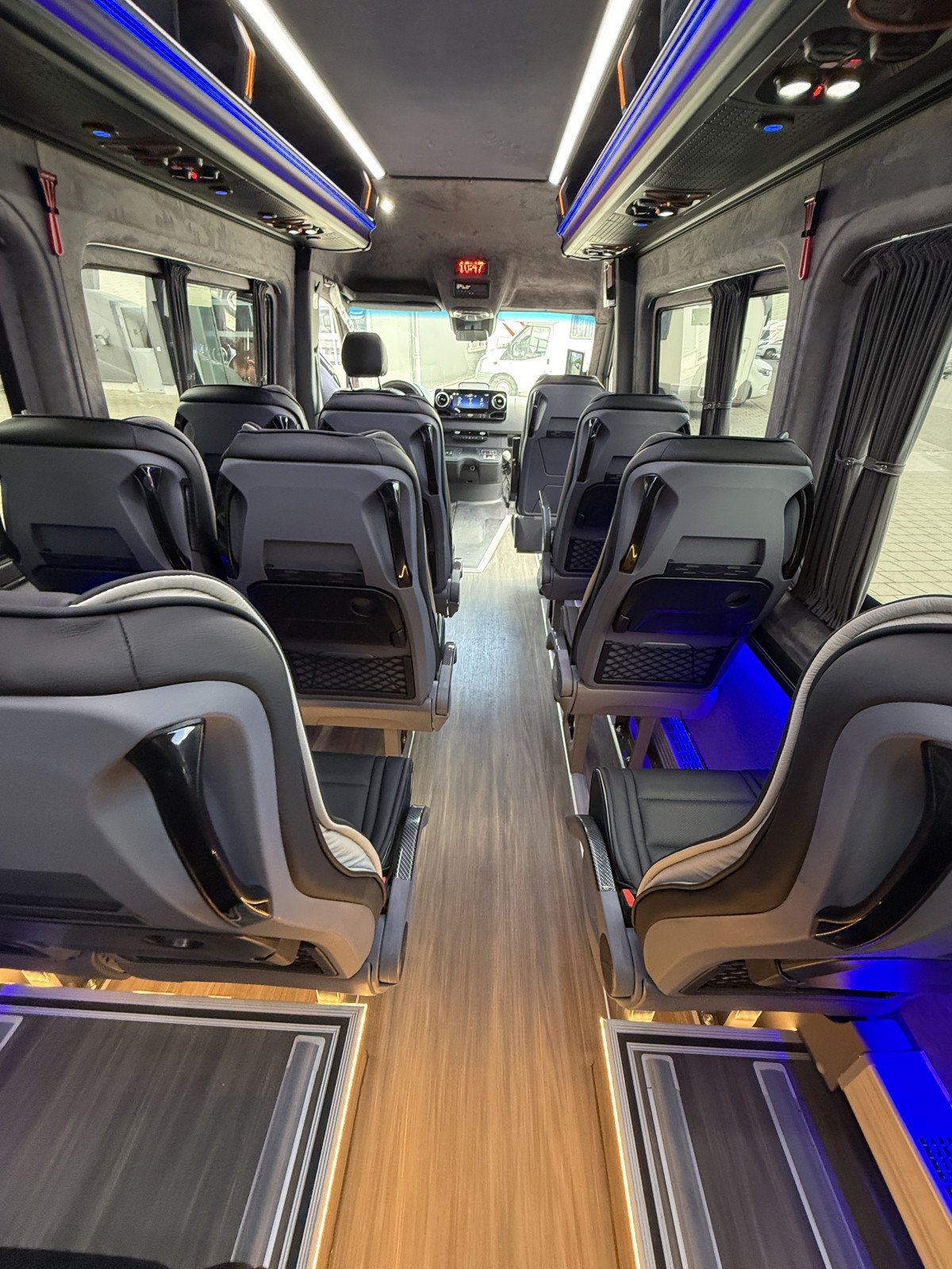 Mercedes 519 VIP Midibus mit Stufendoppelverglasung - Bild 8