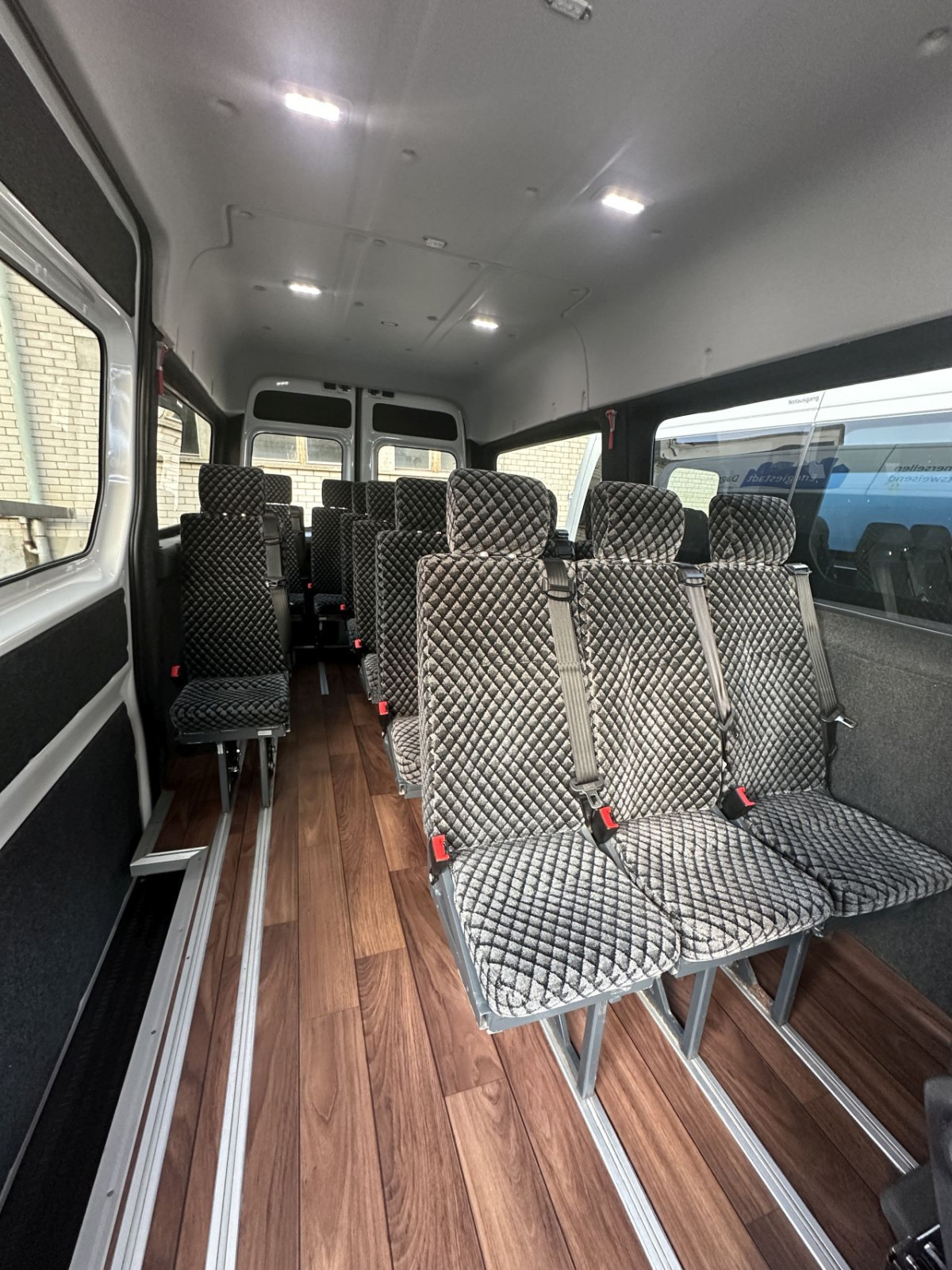 VW eCrafter weiss Schulbus mit 21+1 SitzplÃ¤tze - Bild 4