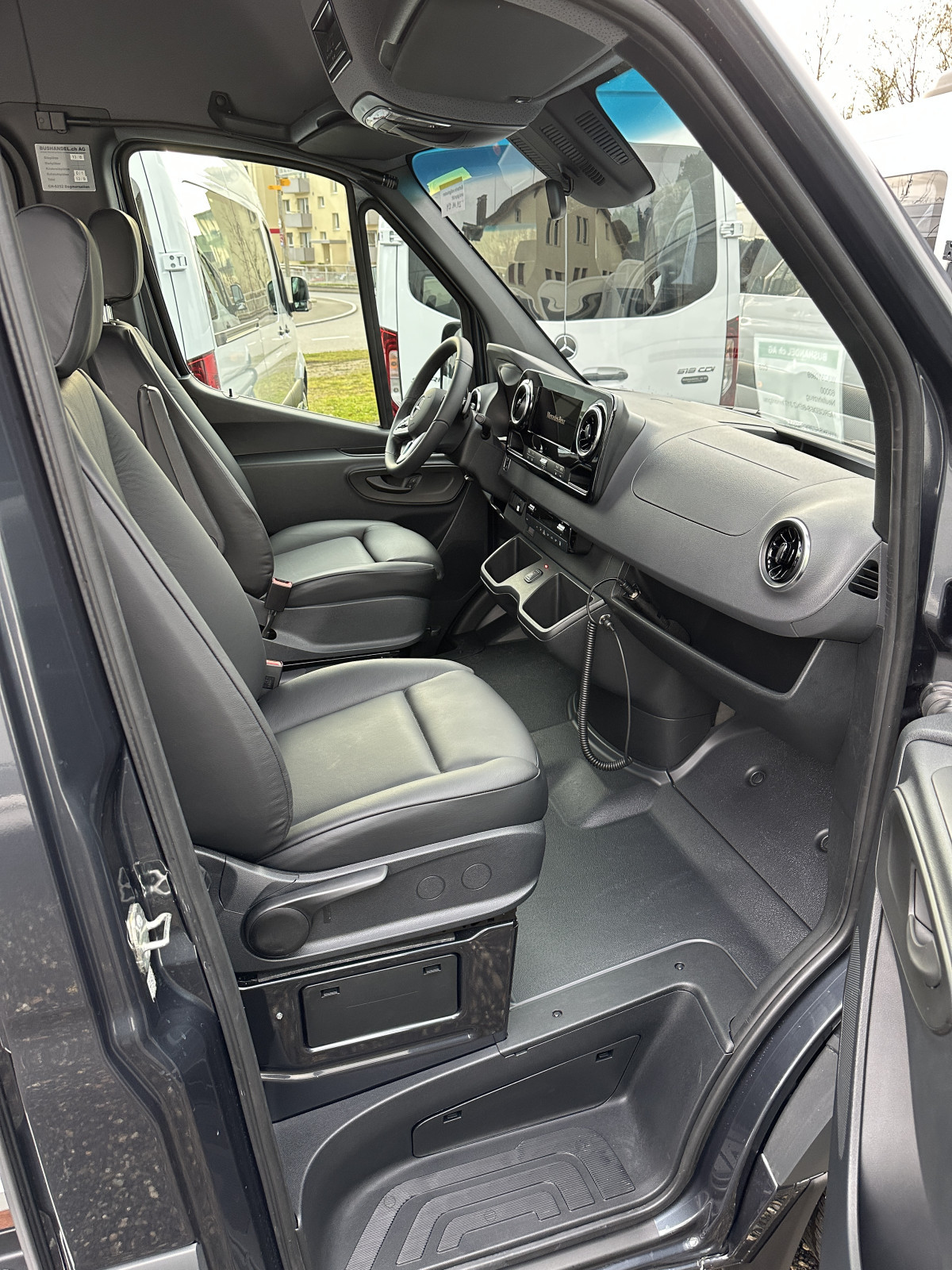 Mercedes 317 VIP Kleinbus total 13 PlÃ¤tze - Bild 8