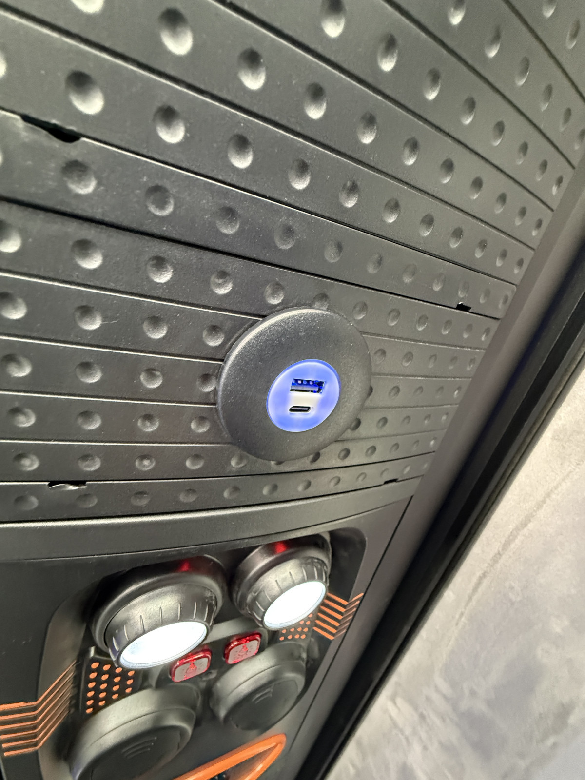 Mercedes 519 VIP Midibus mit Stufendoppelverglasung - Bild 7