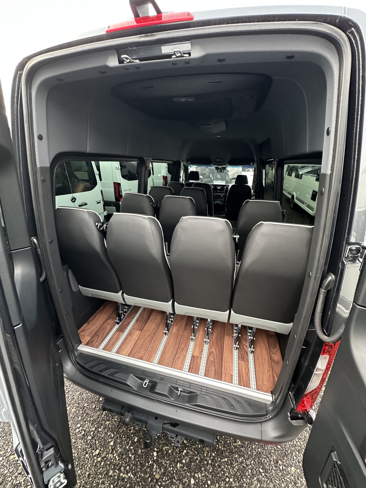 Mercedes 317 VIP Kleinbus total 13 PlÃ¤tze - Bild 5