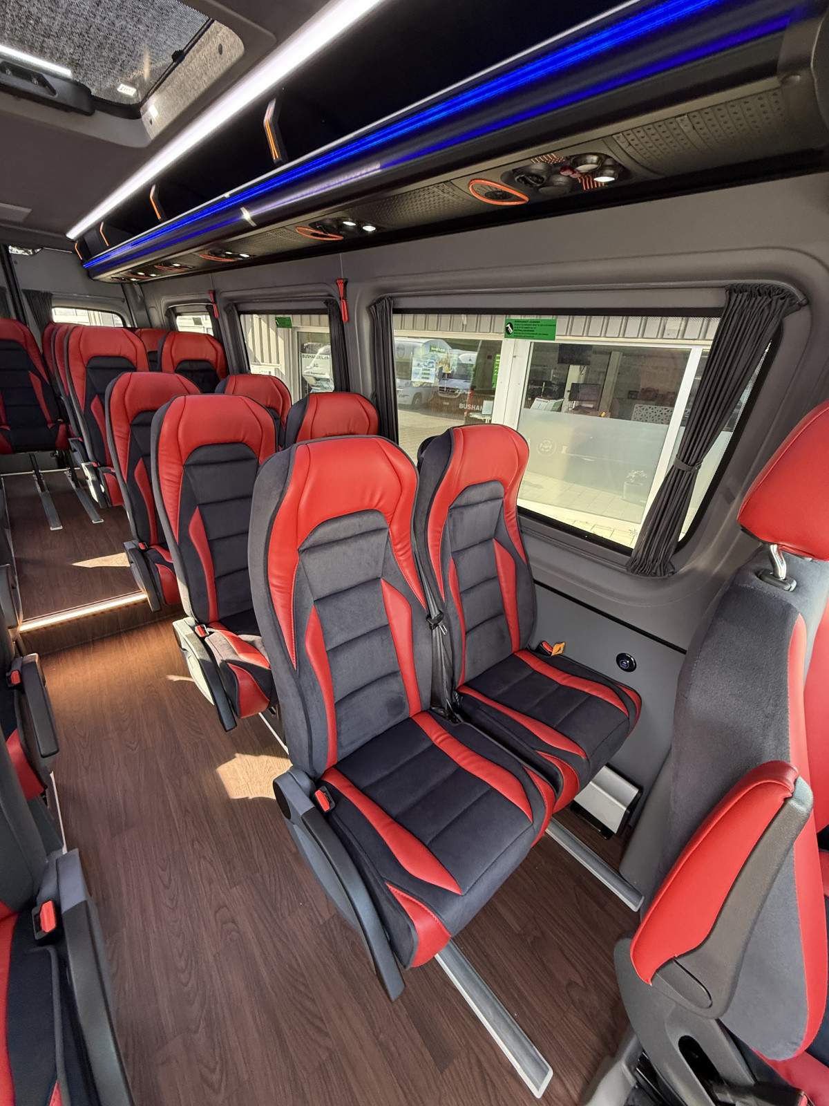 Mercedes 519 Rollstuhlbus mit bis zu 4 RollstÃ¼hle oder 21 PlÃ¤tze - Bild 9