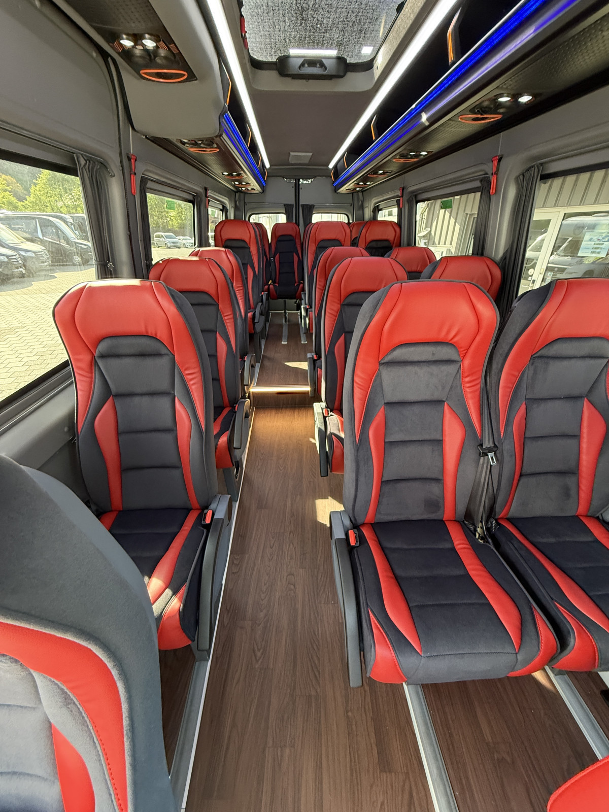 Mercedes 519 Rollstuhlbus mit bis zu 4 RollstÃ¼hle oder 21 PlÃ¤tze - Bild 10